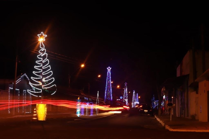 Decoração da avenida Dracena atraí visitantes de toda a cidade