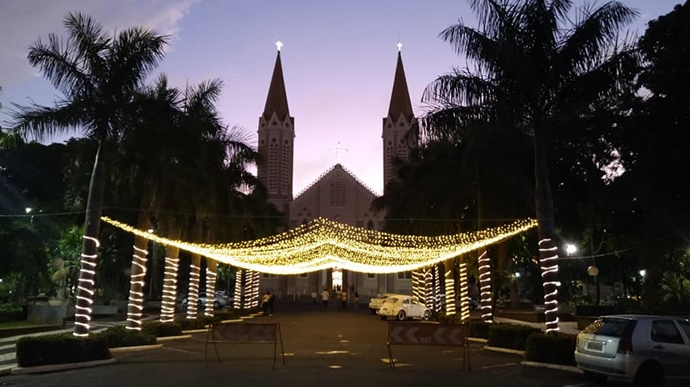 Praça da Bandeira recebe decorações natalinas