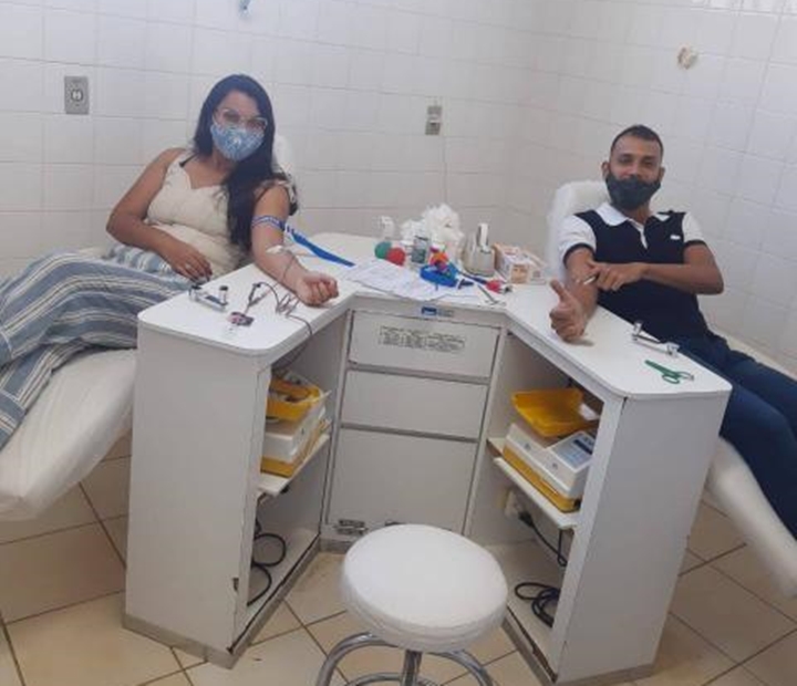 A tupãense e seu irmão doando sangue no Hemocentro de Tupã.