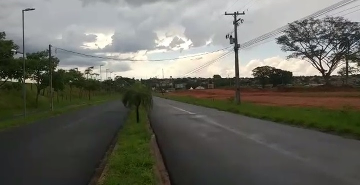 Poste de energia elétrica cai na vicinal Tupã/Parnaso.