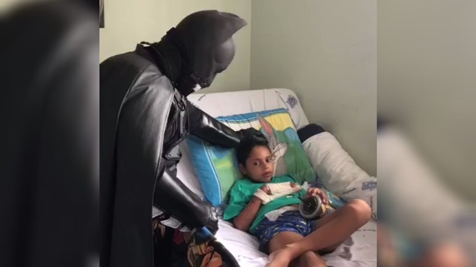 Médico se fantasia de Batman para cumprir promessa a menino que se recuperou de atropelamento