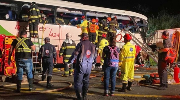 Tragédia na SP-425 envolvendo ônibus deixa 7 mortos e 31 feridos, em Parapuã