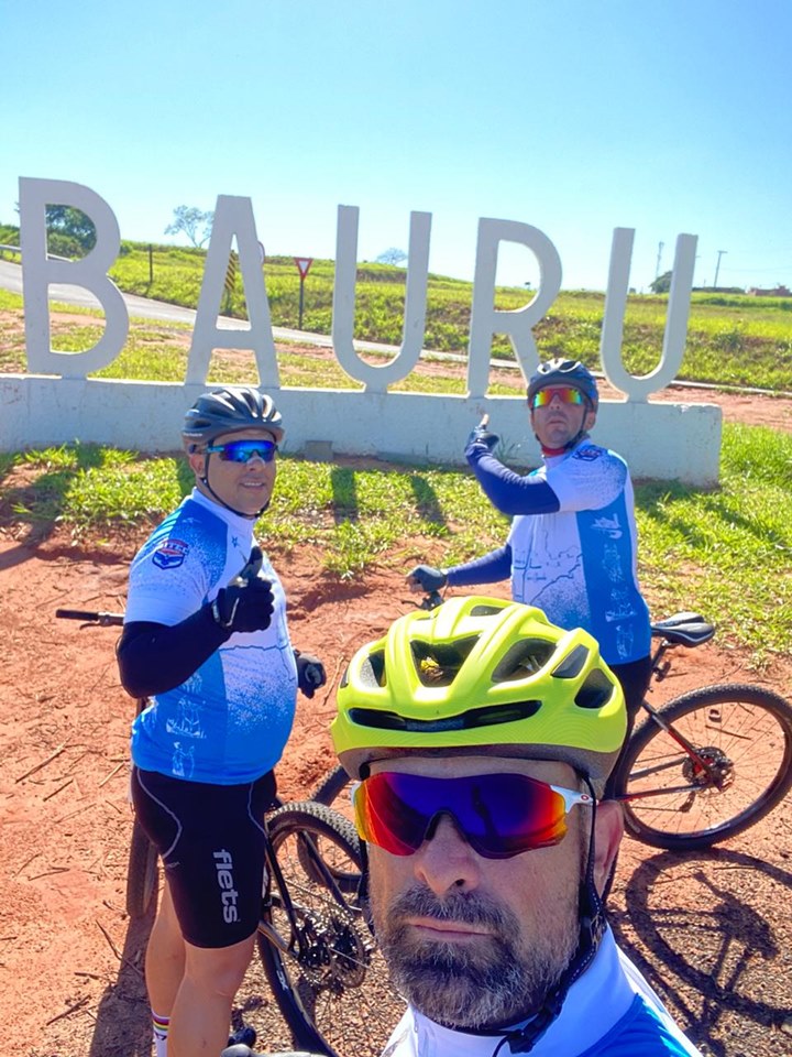 A média é que os atletas pedalem uma média de 120 km por dia.