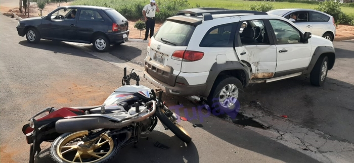 Motociclista fica ferida em acidente com carro no Jardim Velline em Tupã