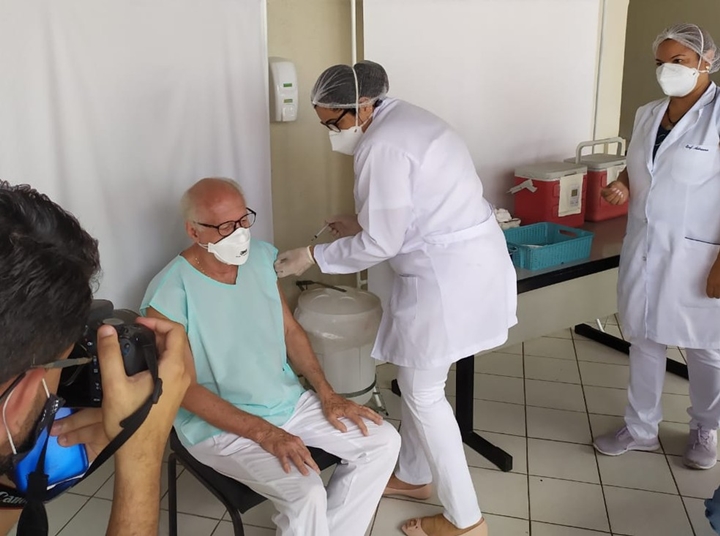 Técnico de enfermagem Nelson Luiz França foi o segundo a ser vacinado no Oeste Paulista ? Foto: Bruna Bachega/TV Fronteira