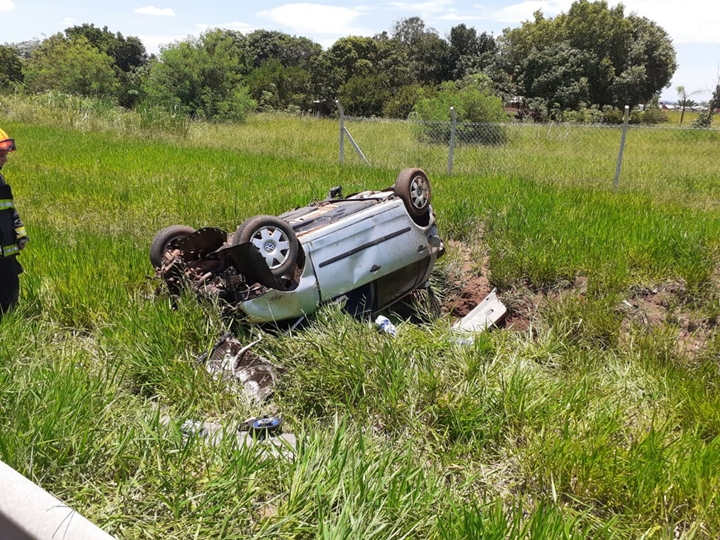 Motorista perde o controle e capota veículo próximo ao trevo secundário de Tupã