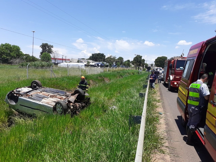 Motorista perde o controle e capota veículo próximo ao trevo secundário de Tupã