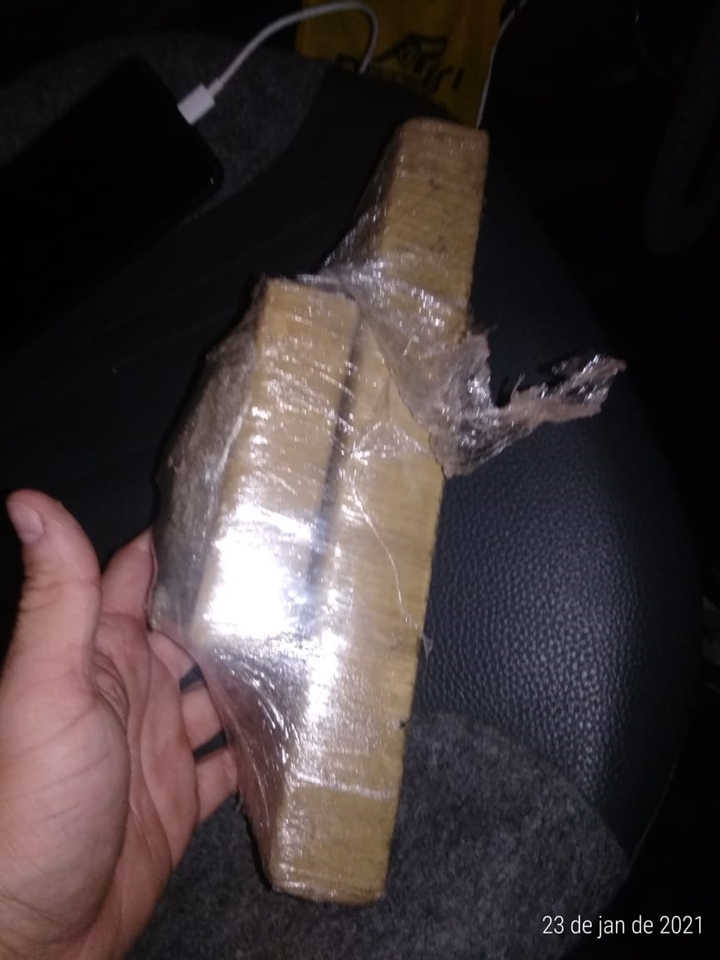 Polícia Militar prende quatro pessoas e apreende 1kg de maconha, em Rinópolis