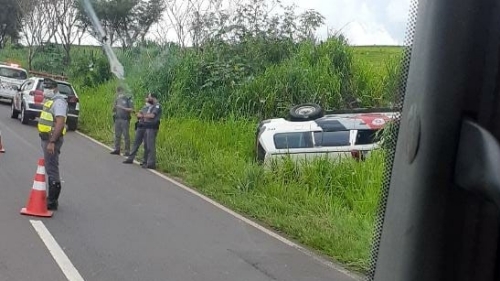 Viatura da PM capota entre trecho de Flórida e Pacaembu na SP-294