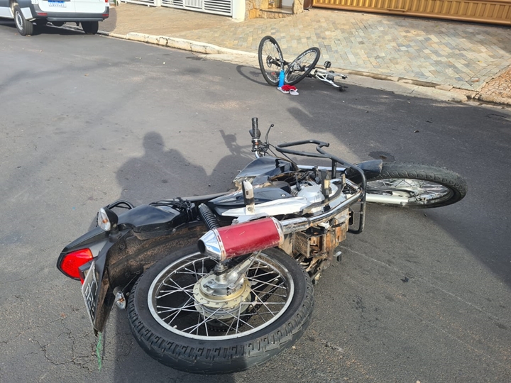 Ciclista fica ferido após acidente entre moto e bicicleta