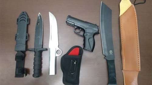 PM de Tupã apreende simulacro de arma de fogo, facas e facão com homem de 39 anos