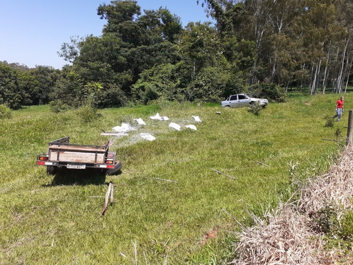 Mulher fica com ferimentos graves após capotar veículo na vicinal Iacri/Rinópolis. Foto: Corpo de Bombeiros