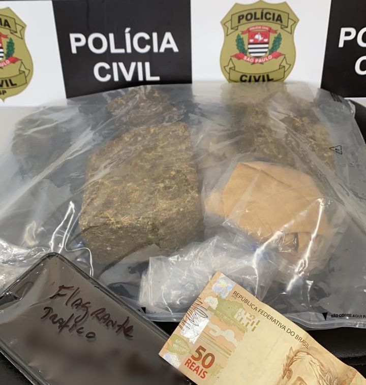 Mãe chama a polícia após encontrar tabletes de maconha no quarto do filho