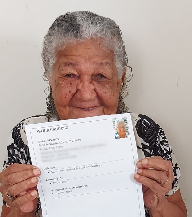 Idosa de 101 anos entrega currículo em empresa e caso viraliza na web:  Para ajudar um pouco