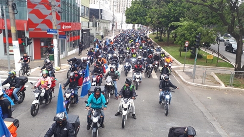 Motoboys tupãenses se unem e fazem protesto contra o preço da gasolina na cidade