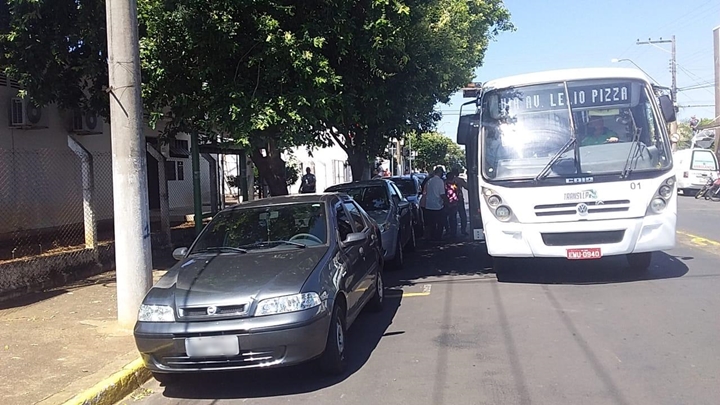 Motoristas estacionam nos pontos de ônibus e prejudicam embarque de passageiros