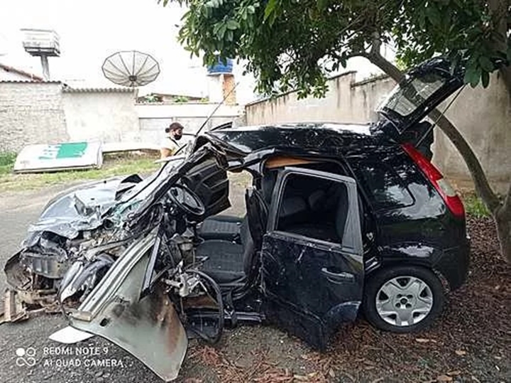 O veículo deu perda total, mas a filha contou que por um milagre o pior não aconteceu.