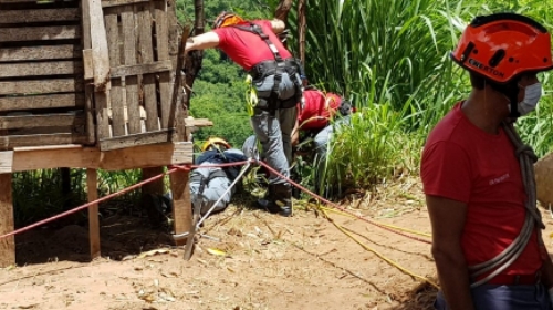 Bombeiros resgatam homem que procurava cães em penhasco de 70 metros de profundidade em Marília