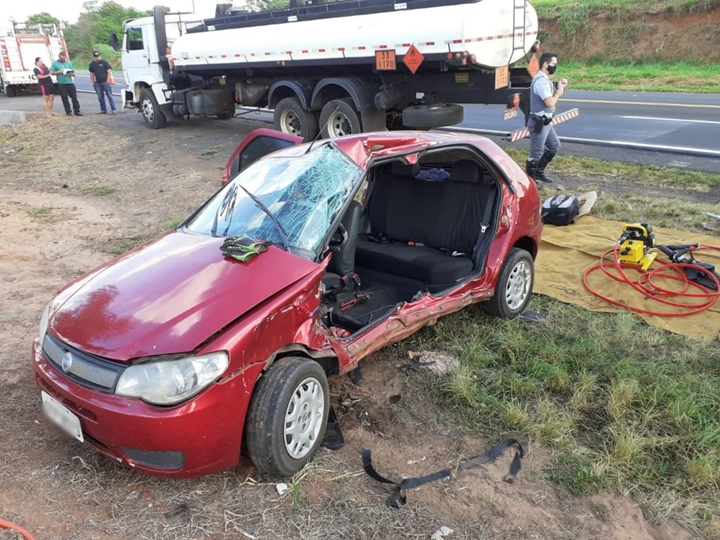 Acidente entre carro e caminhão deixa quatro pessoas feridas na SP-294, em Tupã