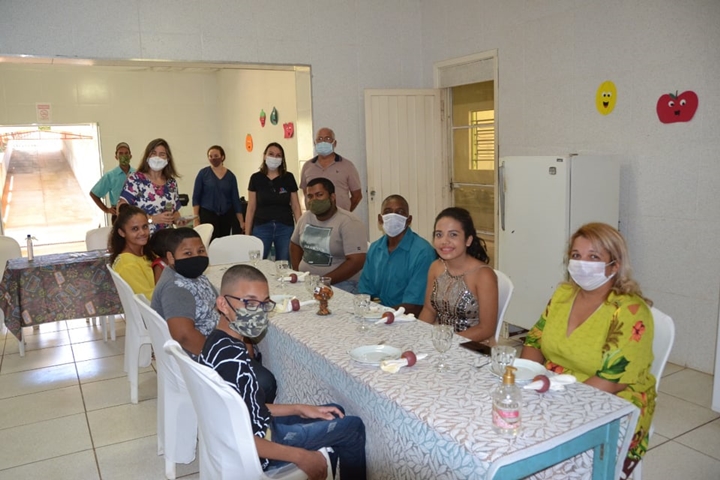 Festa com familiares e a equipe da instituição.