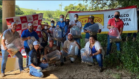 Prefeitura de Queiroz, Clealco e Granja Yabuta soltam 25 mil peixes alevinos no Rio Feio