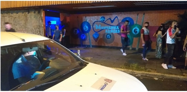 Fiscalização interrompe baile da terceira idade com 190 idosos durante  toque de restrição  em SP