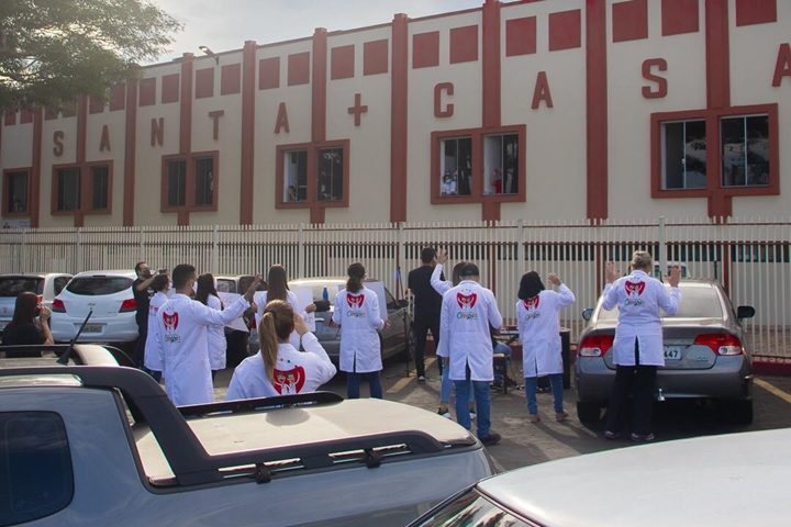 Amigos realizam corrente de oração em frente à Santa Casa de Tupã