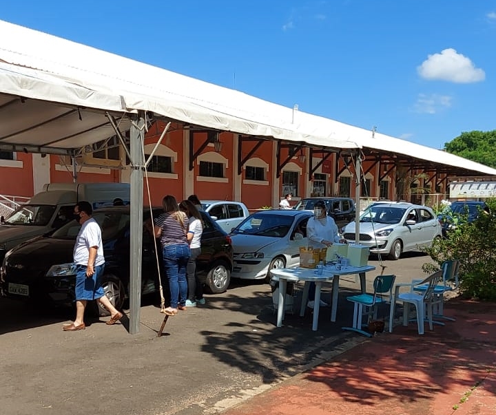 Fila de carros marca início de vacinação contra COVID para idosos com mais de 80 anos