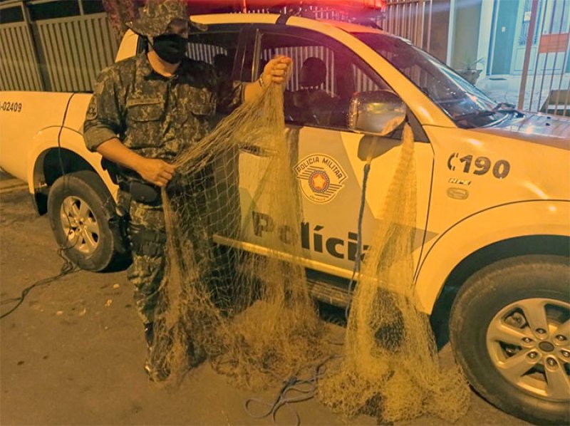 Ao verem Polícia Ambiental, pescadores abandonam tarrafas no Rio do Peixe