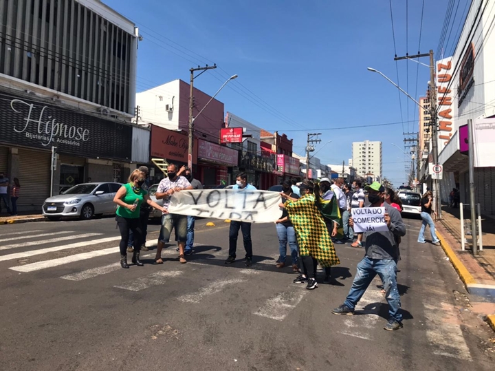 Comerciantes fazem protesto na Tamoios e reivindicam reabertura do comércio