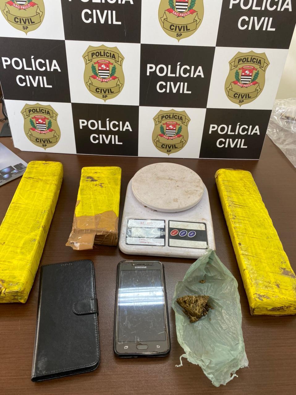 Polícia cumpre mandados de busca e apreende quase 2 quilos de maconha