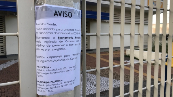 Aviso fixado na agência em Adamantina