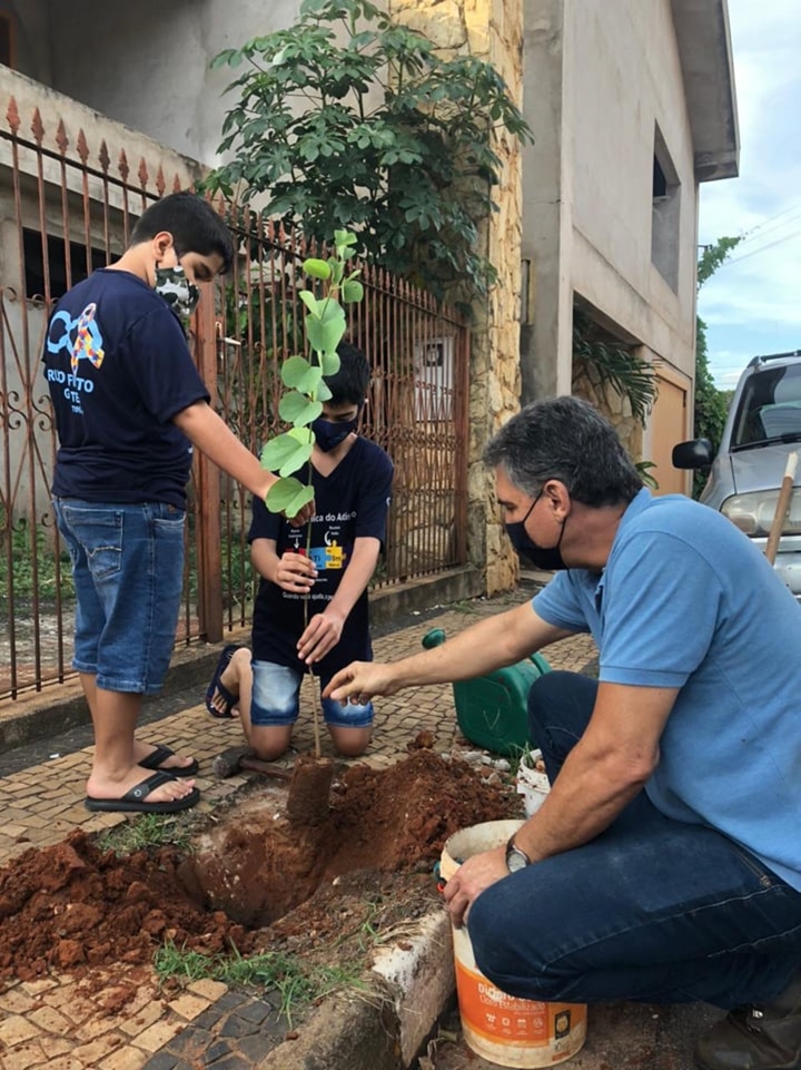 Família de Tupã celebra o Dia Mundial de Conscientização do Autismo com plantio de árvore