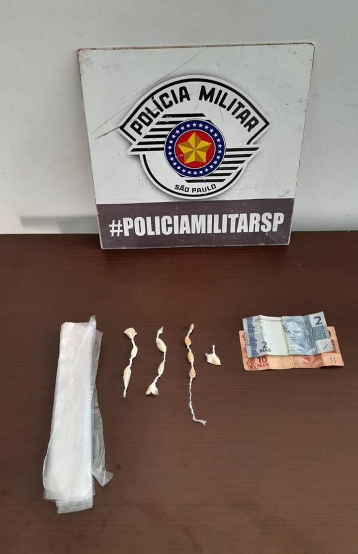 Polícia apreende 11 porções de crack e homem de 28 anos é preso por tráfico de drogas