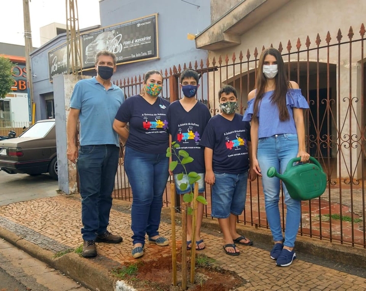 Família celebra o Dia Mundial de Conscientização do Autismo com plantio de árvore