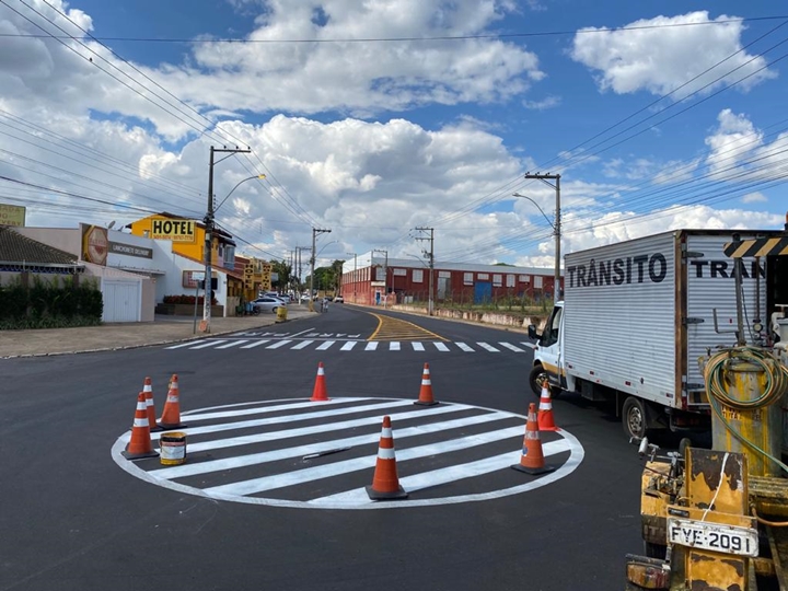 Prefeitura finaliza a implantação de rotatória na rua J. Ari Fernandes