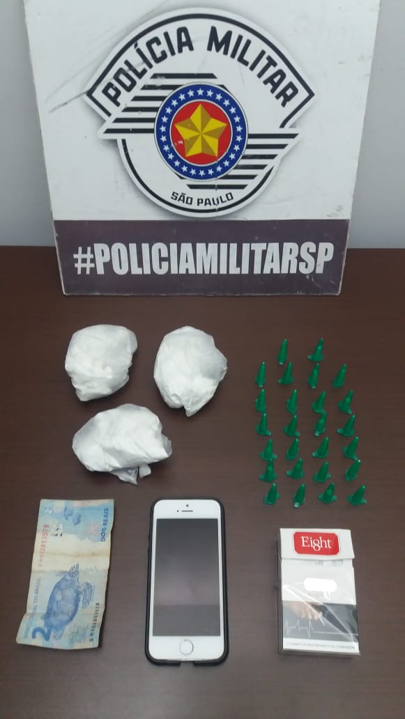 Dois jovens foram detidos pela polícia com porções de cocaína