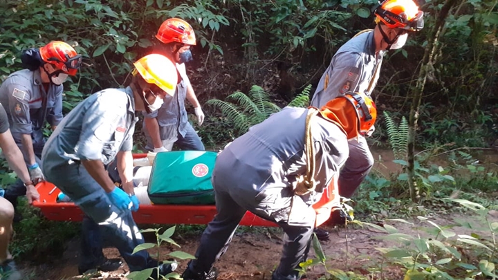 Bombeiros resgatam mulher que fraturou a perna após cair em cachoeira em Quatá