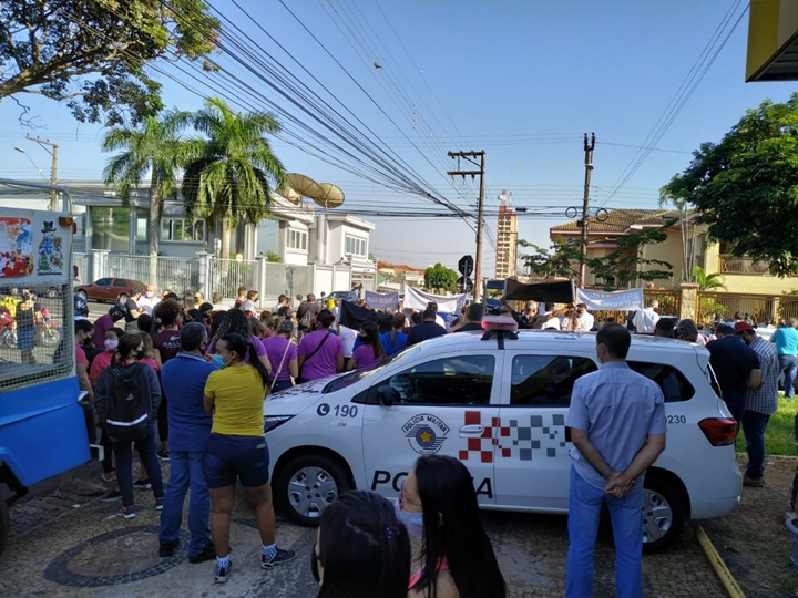 Comerciantes protestam para que estabelecimentos voltem a funcionar em Tupã