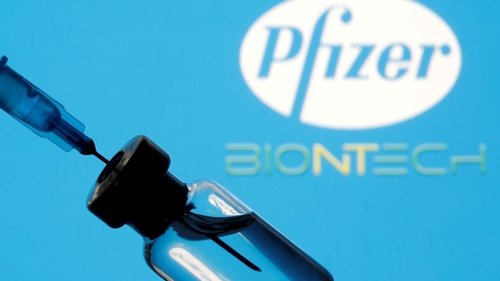 Uma dose de vacinas Pfizer ou AstraZeneca reduz infecção em até 65%, revela estudo