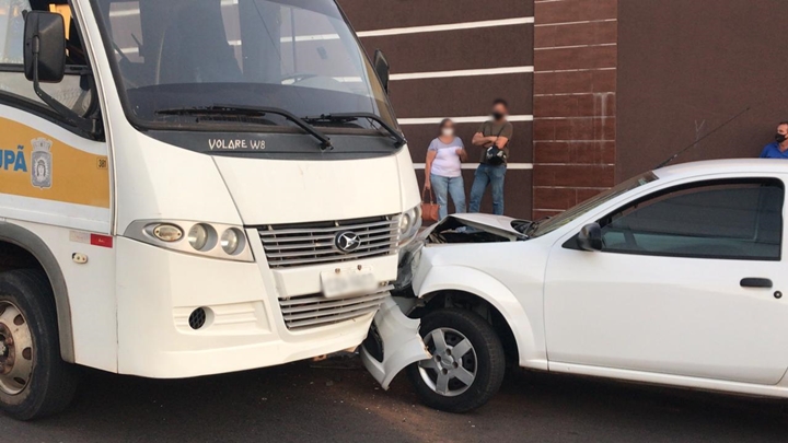 Carro bate de frente com ônibus da Prefeitura de Tupã