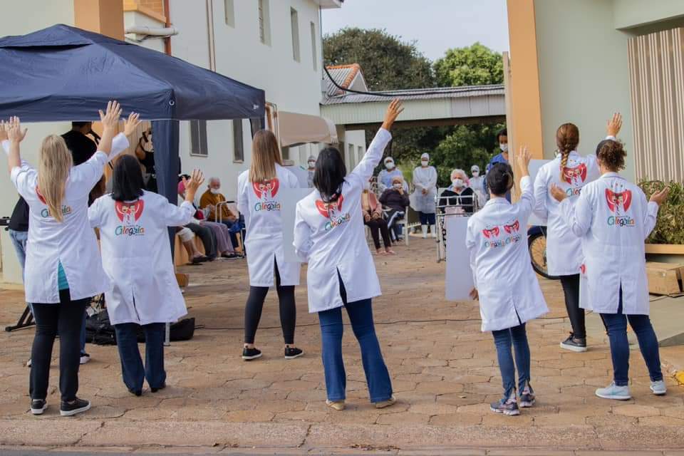 Doutores da Alegria levam fé e esperança aos idosos da Casa dos Velhos