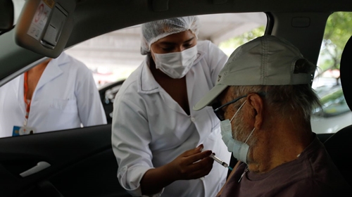 Vacinação reduz pela metade morte entre idosos com mais de 80 anos