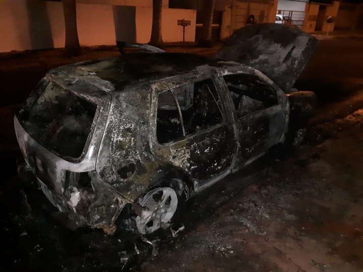 Carro é destruído após pegar fogo nesta madrugada em Tupã