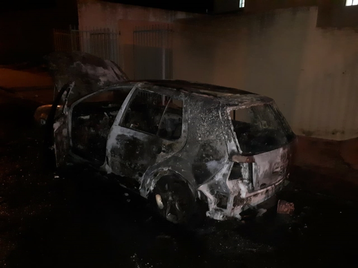 Carro é destruído após pegar fogo nesta madrugada em Tupã