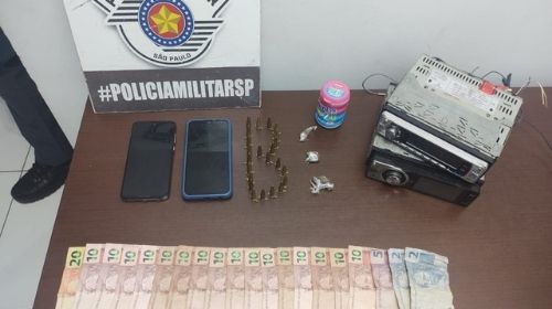 Polícia prende homem por tráfico de drogas e furto, em 