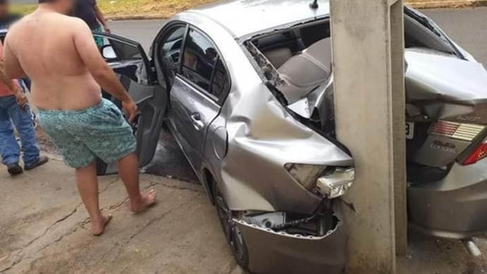 Criança de 8 anos provoca acidente com o carro dos pais em Panorama