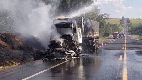 Caminhão pega fogo enquanto transitava pela SP-425 em Parapuã