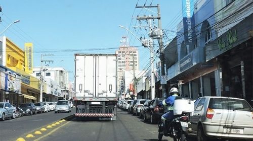 Caminhões não respeitam placas e continuam sendo flagrados circulando na Tamoios fora do horário permitido