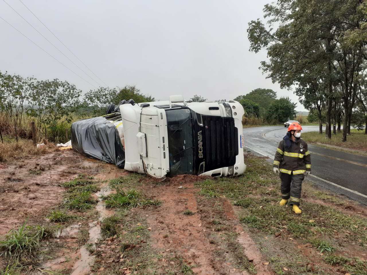 Motorista sai ileso após carreta tombar na vicinal Iacri/Rinópolis